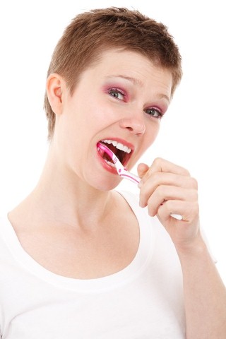 a woman cleans her teeth